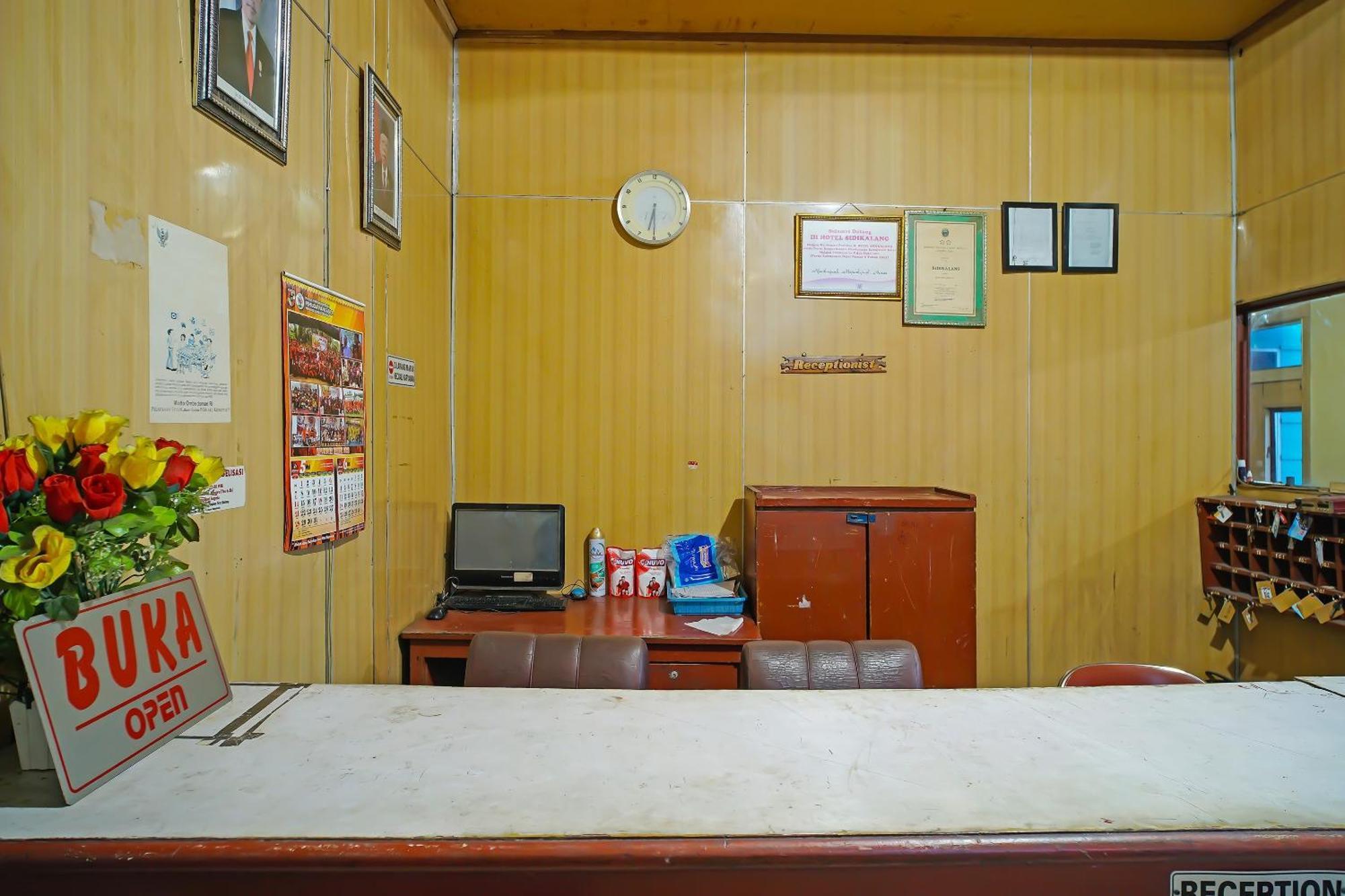 Oyo 92577 Hotel Sidikalang Near Kejaksaan Negeri Dairi 外观 照片