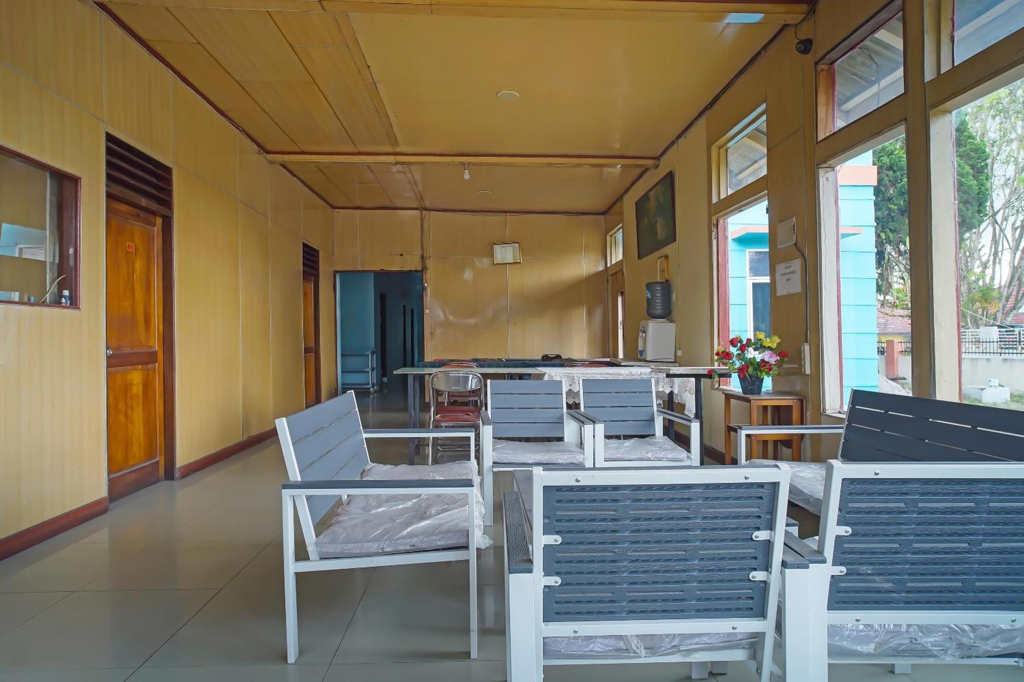 Oyo 92577 Hotel Sidikalang Near Kejaksaan Negeri Dairi 外观 照片