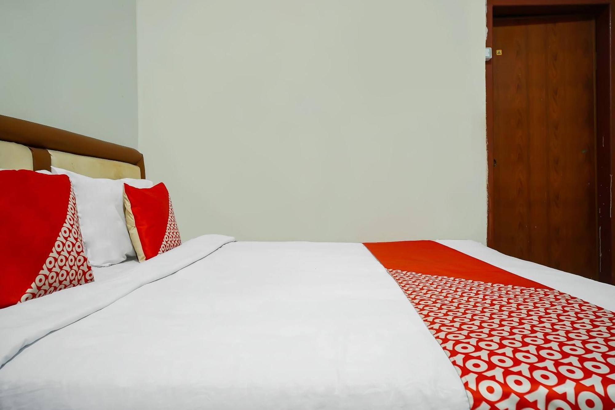 Oyo 92577 Hotel Sidikalang Near Kejaksaan Negeri Dairi 外观 照片
