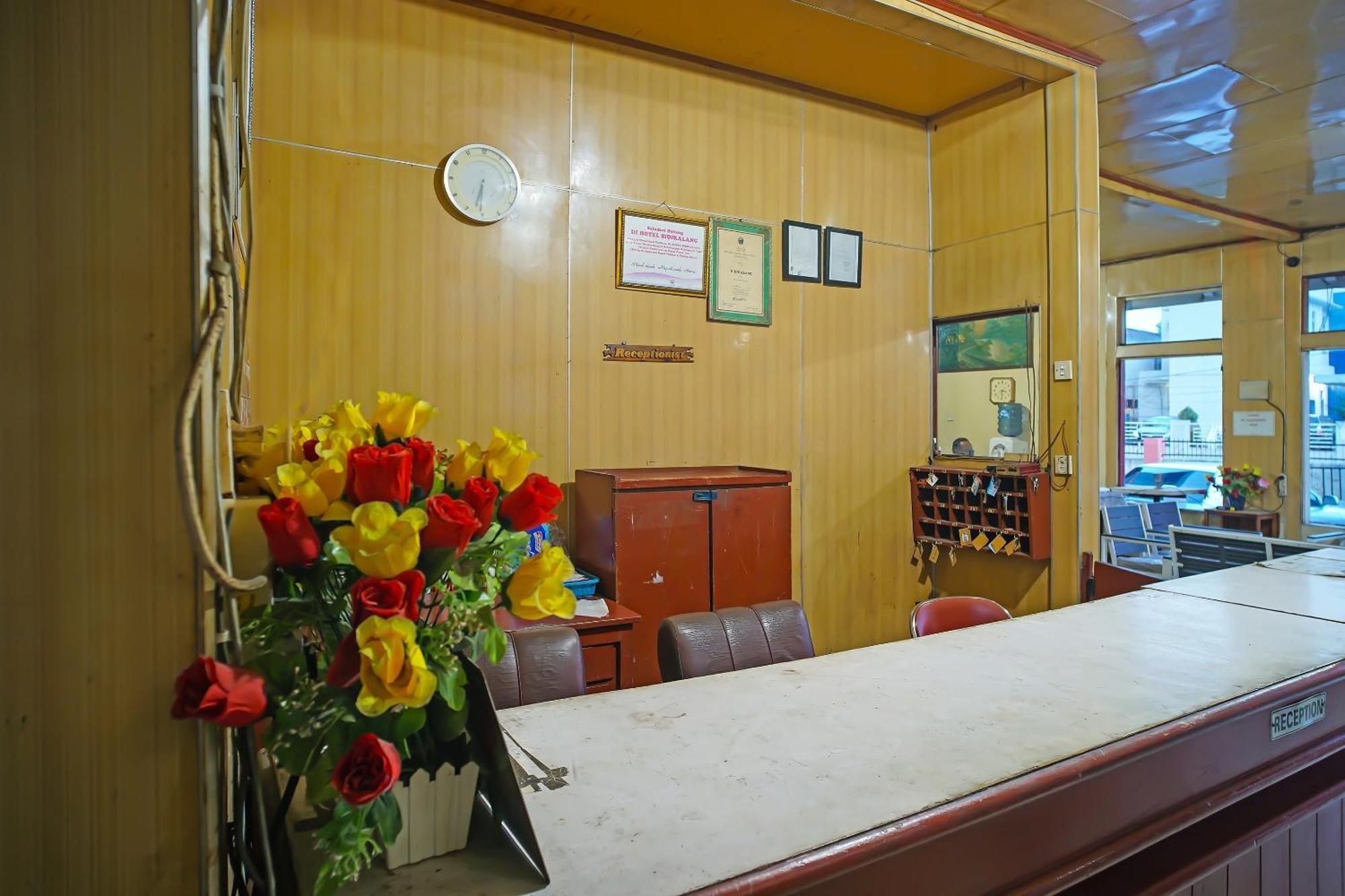 Oyo 92577 Hotel Sidikalang Near Kejaksaan Negeri Dairi 外观 照片